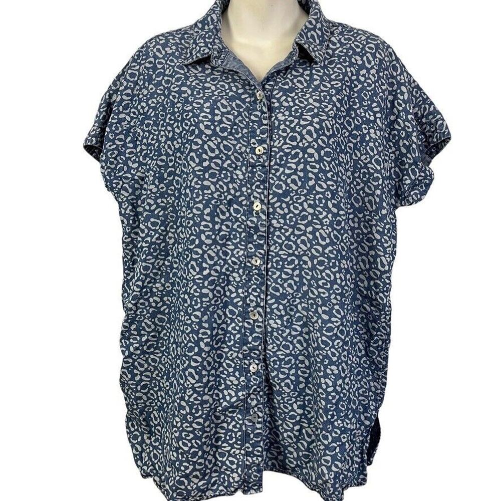 Soft Surroundings Chambray Blue Button Up Short Sleeve Leopard Print Top Shirt M